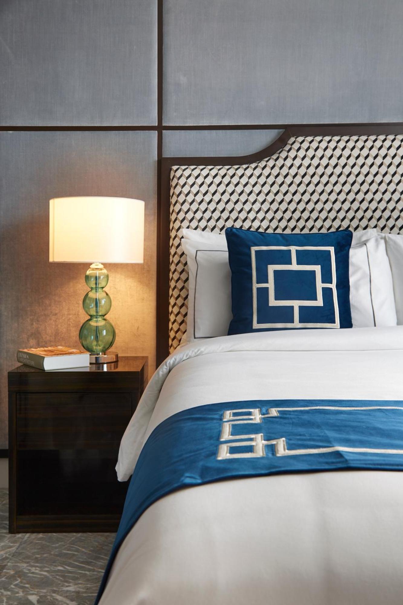 The Face Style Hotel Kuala Lumpur Exterior foto A bed with a throw pillow